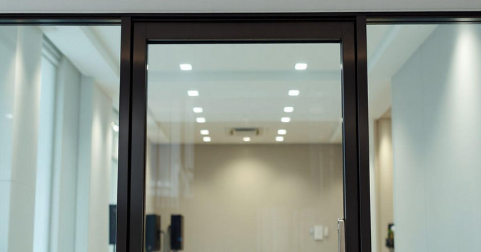 Porta de vidro temperado: 7 vantagens que você precisa conhecer