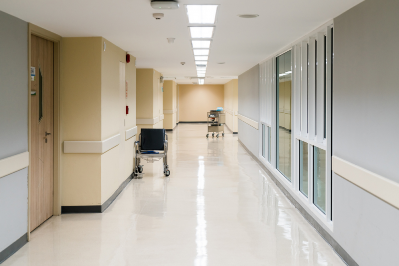 6 Vantagens das Portas Hospitalares Vai e Vem