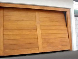 Portão de madeira para garagem